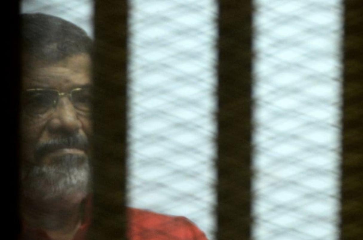 L’ancien président Mohamed Morsi lors de son procès pour espionnage au Caire, le 18 juin 2016. © AFP / MOHAMED EL-SHAHED