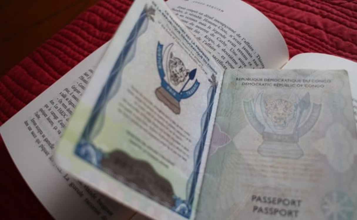 Un passeport semi-biométrique congolais. © Trésor Kibangula/J.A.