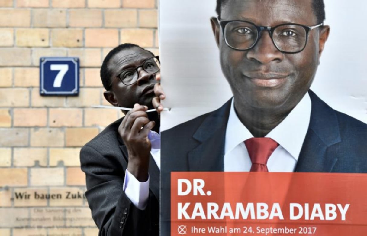 Karamba Diaby, premier député noir d’Allemagne élu dans une circonscription d’ex-RDA, le 6 septembre à Halle en Allemagne, tentera de retrouver son siège. © AFP / JOHN MACDOUGALL