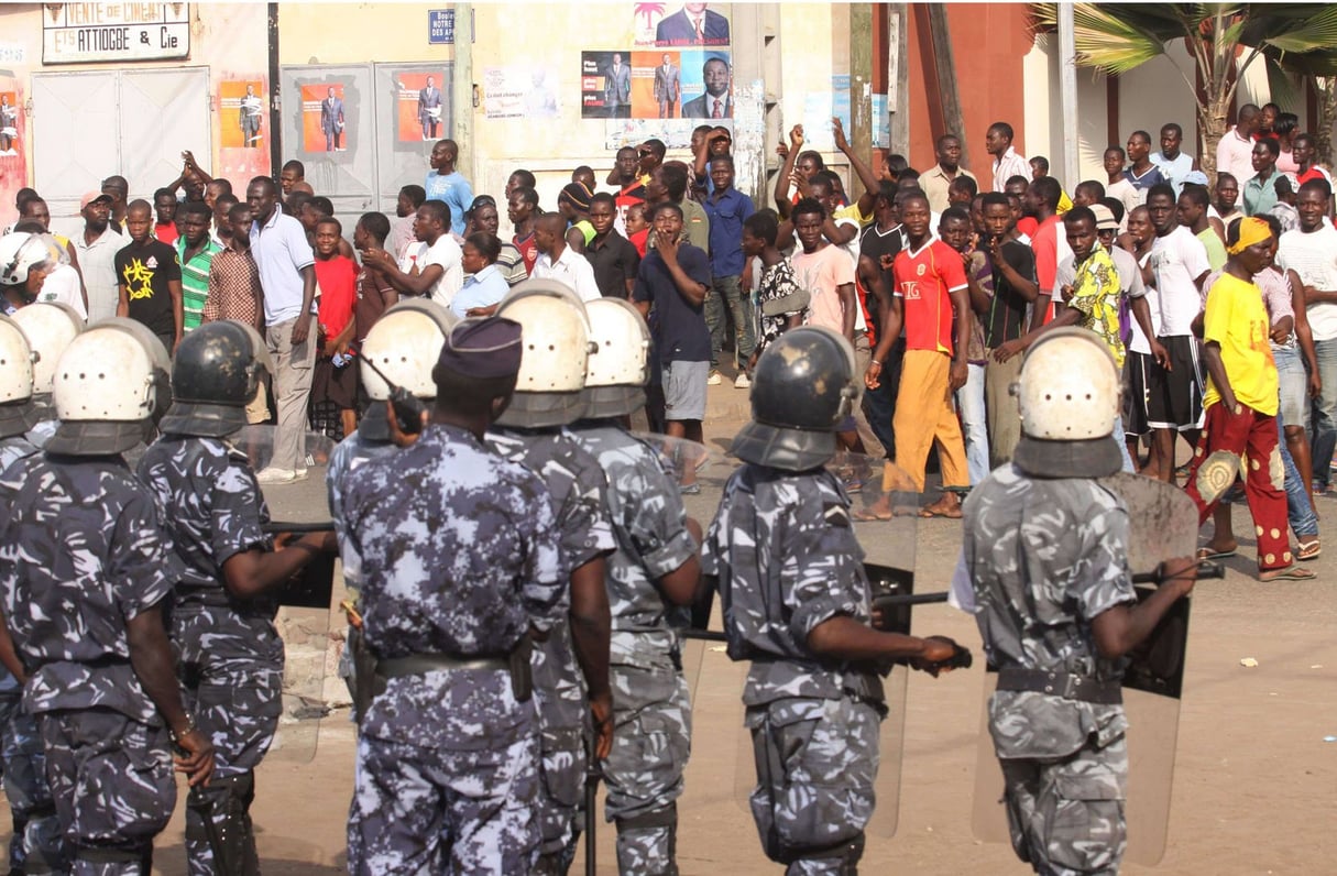 CRS togolais face à des manifestants en faveur du leader de l'opposition Jean-Pierre Fabre, à Lomé, le 9 mars 2010. &copy; Sunday Alamba/SIPA/AP