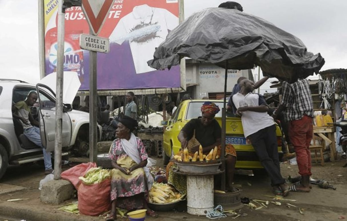 Des femmes en train de vendre du maïs au marché d’Abobo, au nord d’Abidjan. © Sunday Alamba/AP/SIPA