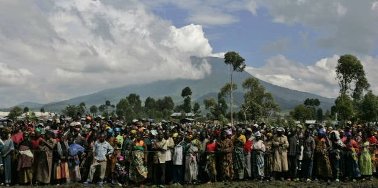 Un camp de personnes déplacées, le 12 novembre 2008, au nord de Goma, en RDC, avec en fond le volcan de Nyiragongo. © KAREL PRINSLOO/AP/SIPA