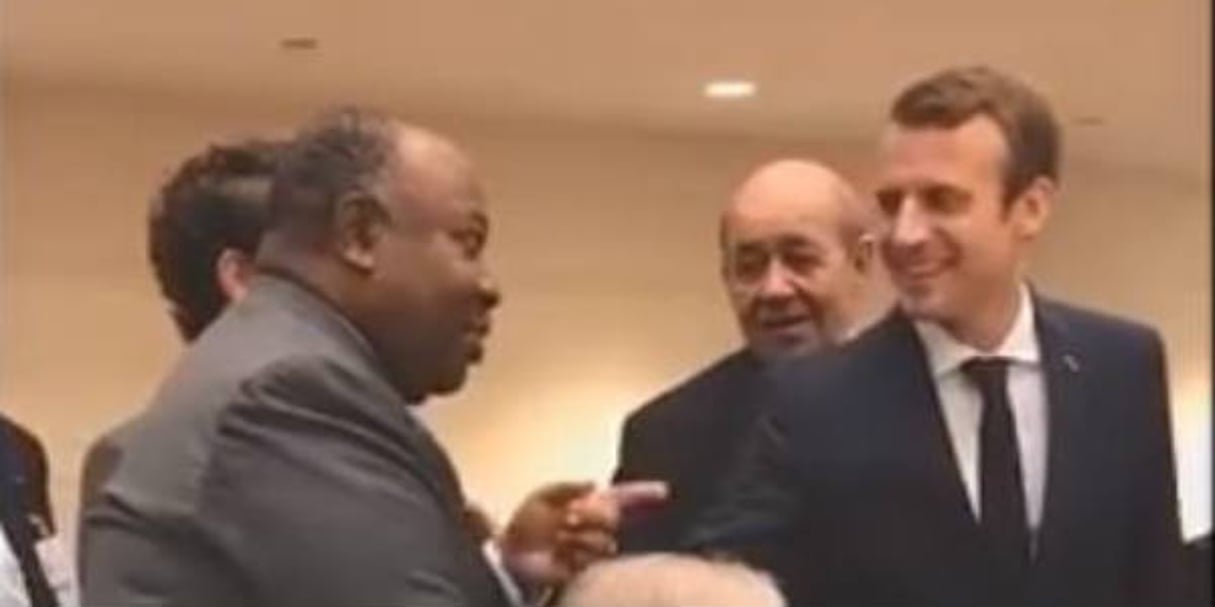 Capture d’écran de la vidéo de la poignée de main entre Ali Bongo Ondimba et Emmanuel Macron, le 19 septembre 2017 à New York. © DR / YouTube