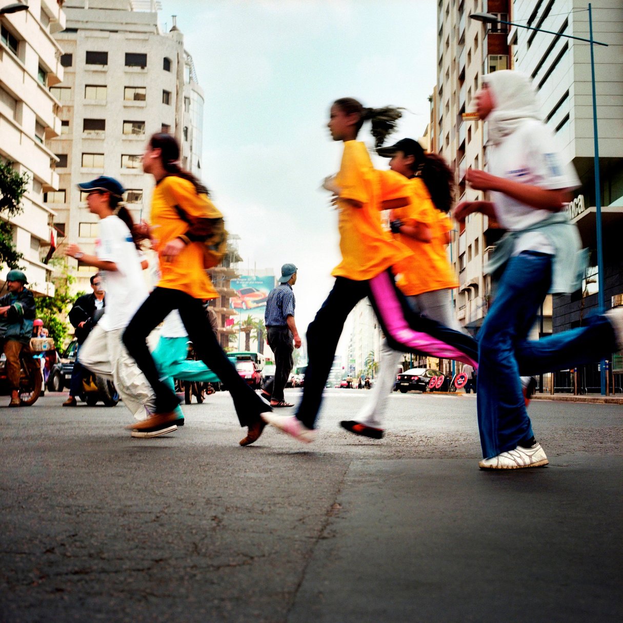 À Casablanca, adolescentes du projet Courir pour la vie, conduit par l’athlète Nawal El Moutawakel, première Africaine musulmane à avoir gagné une médaille d’or aux JO, en 1984. © Alfredo CALIZ/PANOS-REA