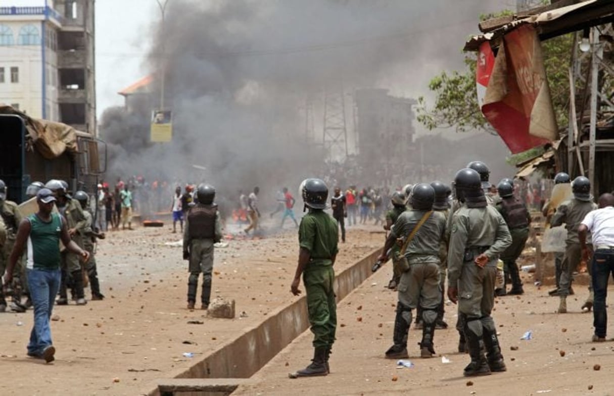 Des forces de police dans les rues de Conakry, en Guinée, le 13 avril 2015. © Youssouf Bah/AP/SIPA