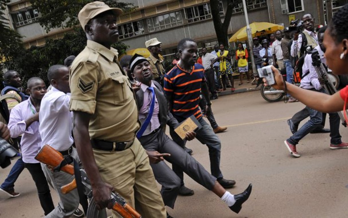 En Ouganda, un manifestant opposé à la suppression de l’âge limite du président est arrêté par la police à Kampala, le 21 septembre 2017. © Ronald Kabuubi/AP/SIPA
