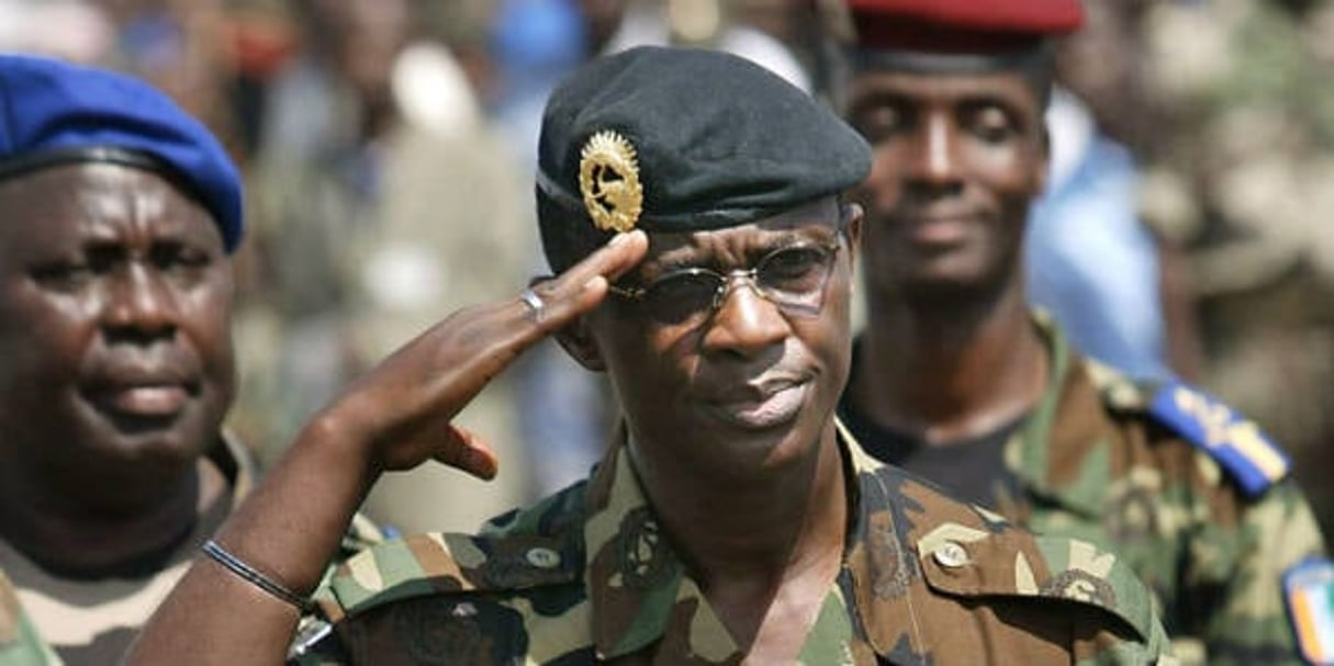 Philippe Mangou salue ses troupes à Abidjan, le 9 novembre 2004. © SCHALK VAN ZUYDAM/AP/SIPA