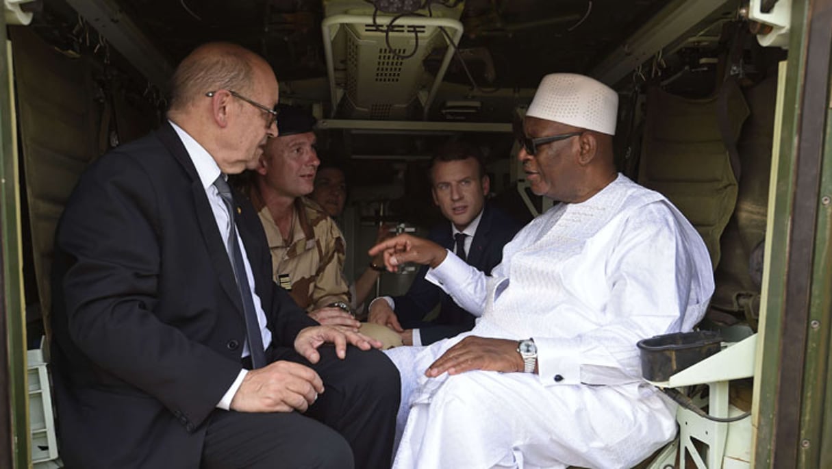 Les présidents malien et français, Ibrahim Boubacar Keita et Emmanuel Macron, avec le ministre des Affaires étrangères Jean-Yves le Drian, à Gao dans le nord du Mali, le 19 mai 2017. © Christophe Petit Tesson/ Pool via AP/SIPA