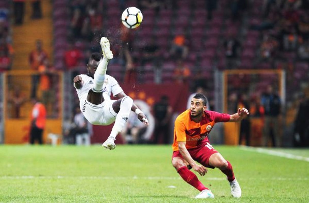 Younès Belhanda (à dr.) sous les couleurs de Galatasaray, à Istanbul, le 20 juillet. © Seskim/Icon Sport