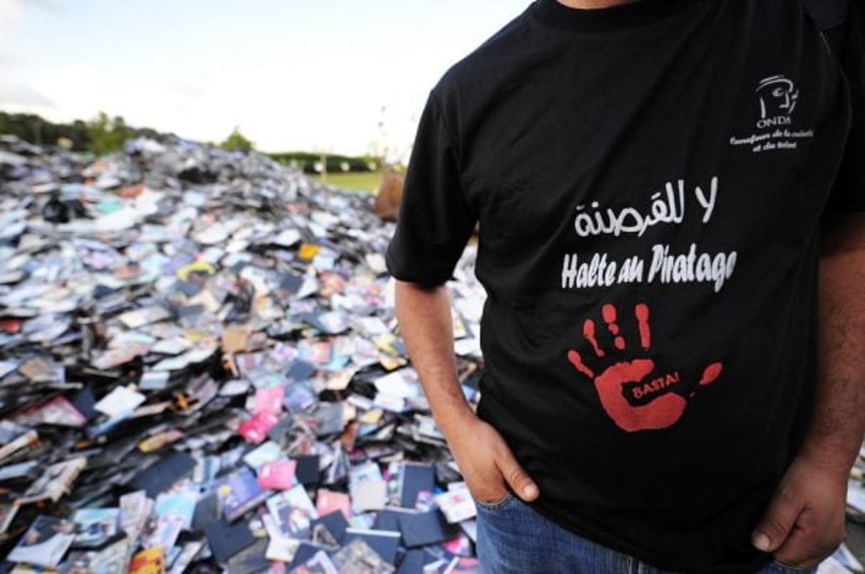 Destruction de CD pirates à Alger, en 2012. © Farouk batiche/AFP