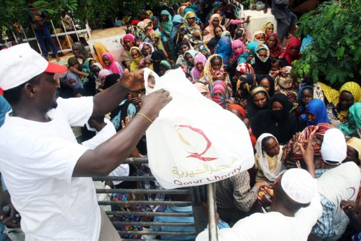 Arrivée de l’aide humanitaire qatarie lors des inondations à Khartoum, en août 2013. © ASHRAF SHAZLY/AFP