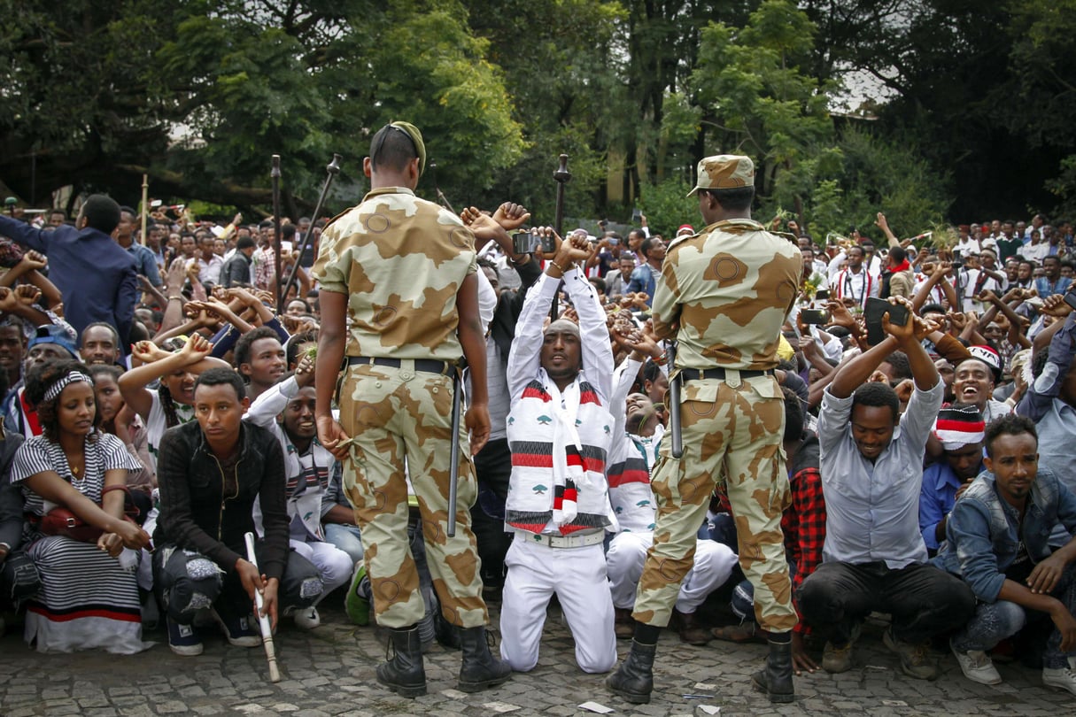 Des soldats éthiopiens tentent d’arrêter des manifestants à Bishoftu, le 2 octobre 2016. © AP/Sipa