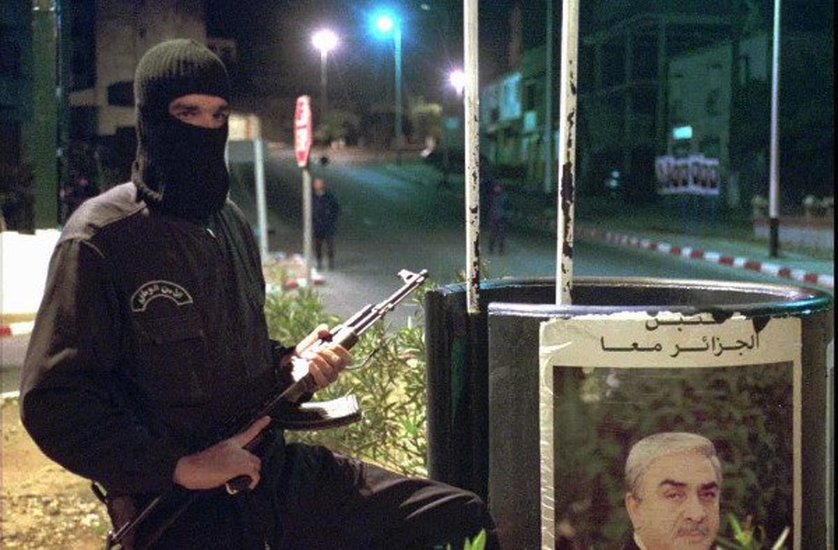 Un policier algérien montant la garde dans un boulevard à Alger le 15 novembre 1995. À l’époque, l’Algérie était présidée par Liamine Zeroual. © LAURENT REBOURS/AP/SIPA