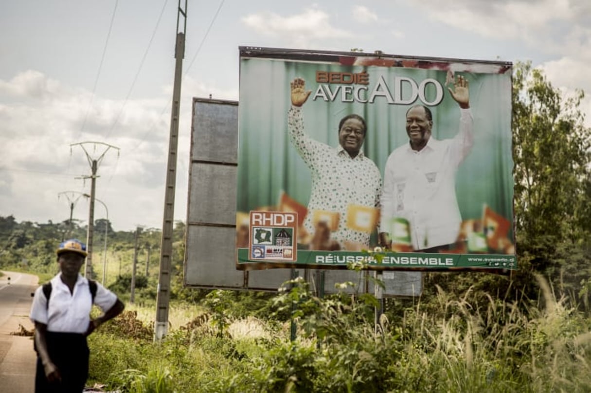 Affiche électorale illustrant l’appui de Bédié à Ouattara à la sortie de la ville de Daoukro, fief de l’ex-président Bédié, le 12 octobre 2015 © Sylvain Charkaoui/JA