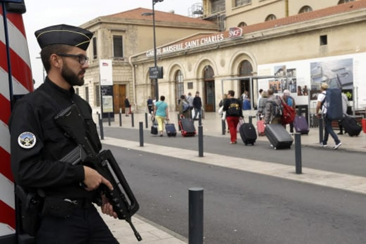 Un policier devant la gare Saint-Charles à Marseille, au lendemain d’une attaque meurtrière, le 2 octobre 2017. © Claude Paris/AP/SIPA