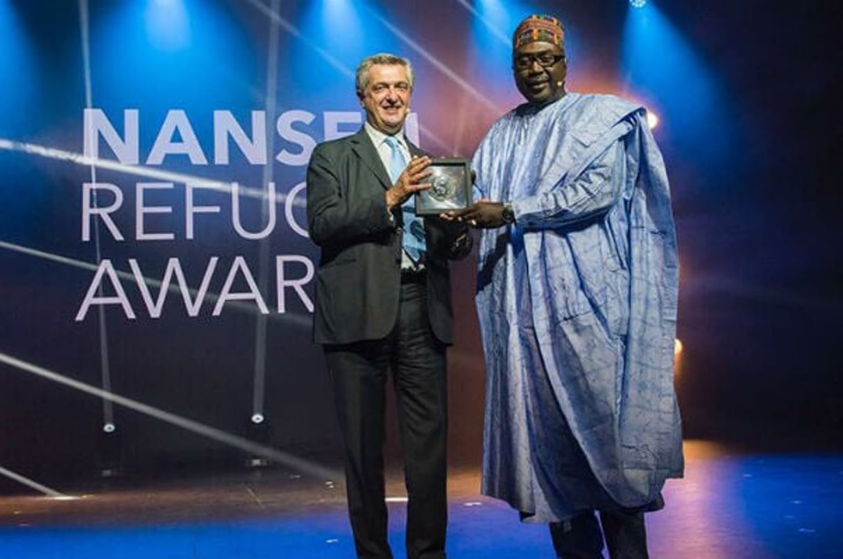 L’avocat nigérian Zannah Mustapha aux côtés de Filippo Grandi Haut-Commaissaire de l’ONu aux réfugiés, lors de la remise du prix Nansen. © DR / Capture d’écran Twitter / F. Grandi