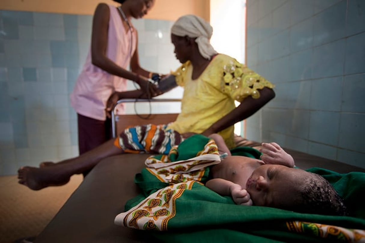 Une jeune maman et son bébé, dans un centre de santé de Bamako, au Mali, en 2013. © Dominic Chavez/World Bank