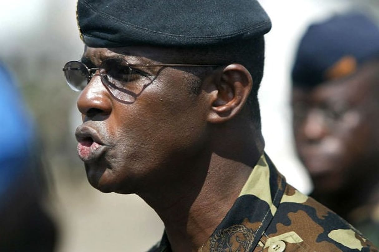 Philippe Mangou s’adressant à ses troupes à Abidjan, le 19 novembre 2004. © SCHALK VAN ZUYDAM/AP/SIPA