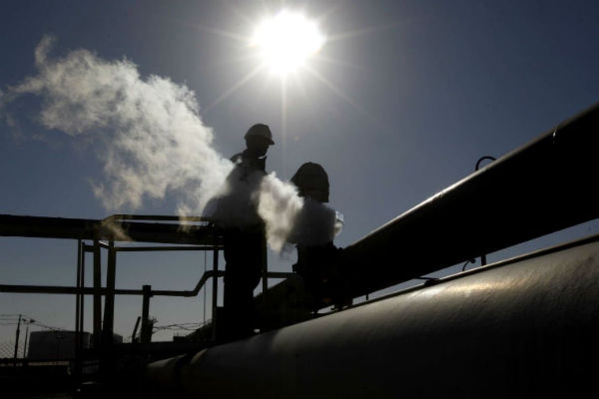 Un ouvrrier sur le site pétrolier de Brega, dans l’est de la Libye, en 2011. © Hussein Malla/AP/SIPA