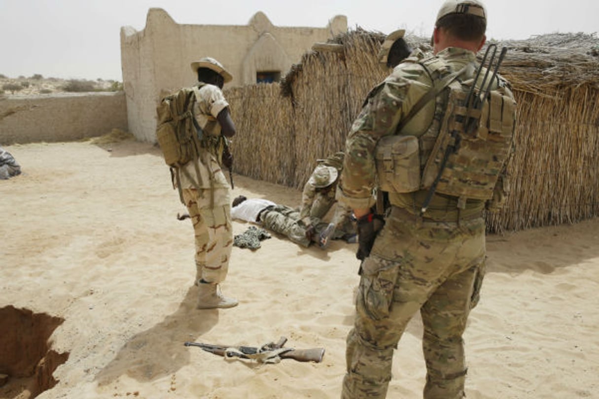 Des soldats tchadiens, nigériens et américains s’entraînent lors d’un exercice au Tchad, en 2015. © Jerome Delay/AP/SIPA
