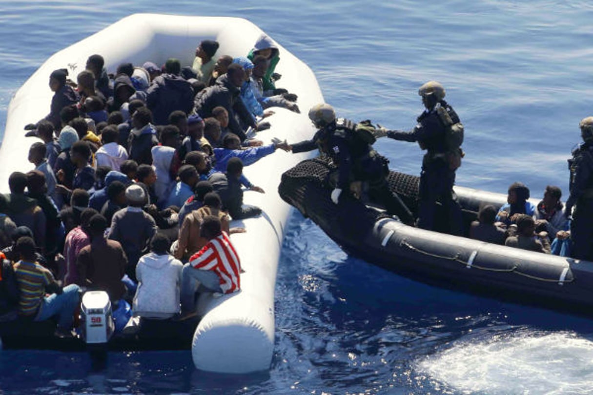 Des militaires allemands engagés en Méditerranée dans l’opération européenne Sophia abordent un bateau de migrants, en mars 2016. © Matthias Schrader/AP/SIPA