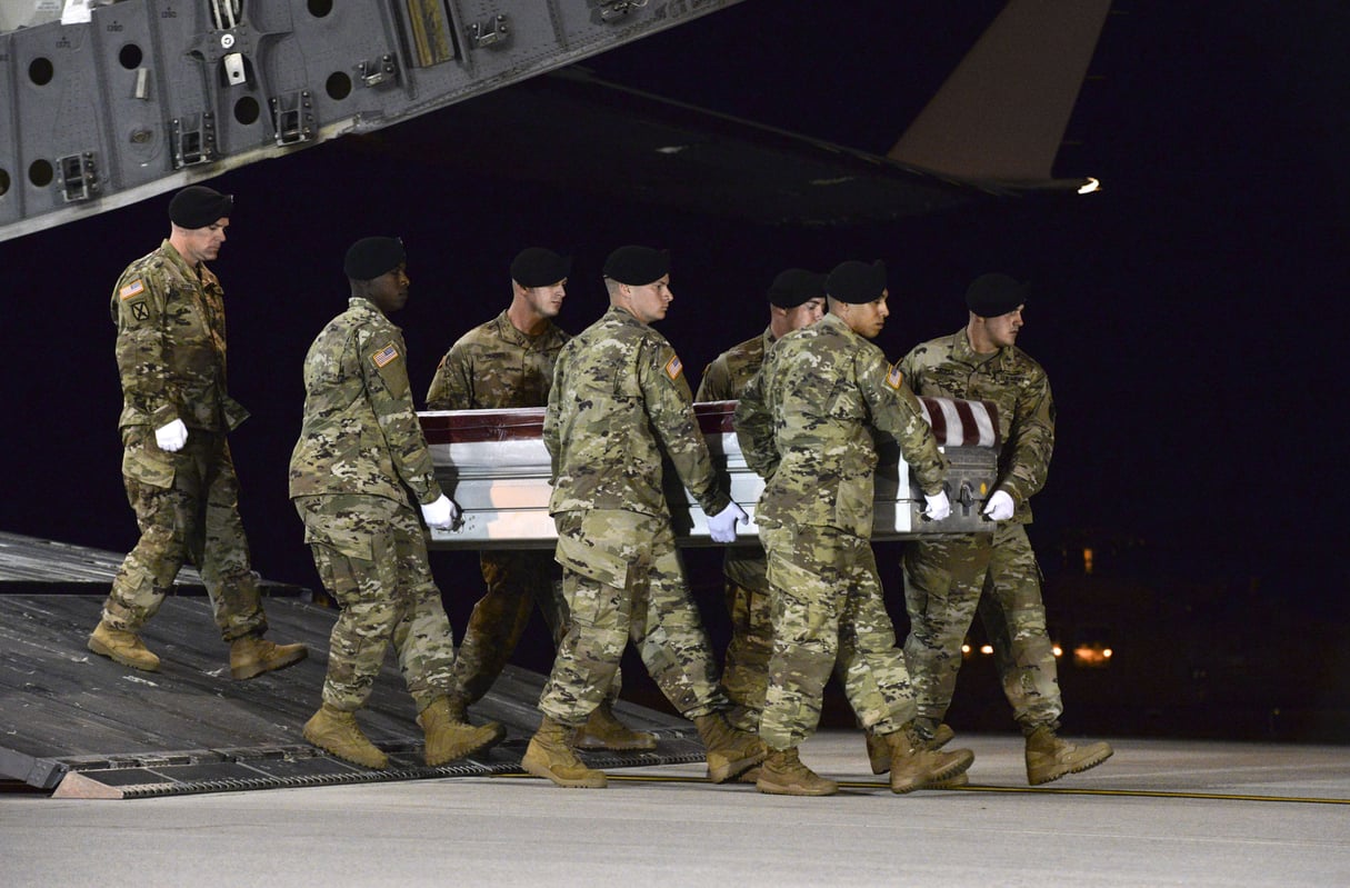 Le corps d’un des quatre soldats américains tués dans l’embuscade du 4 octobre 2017, rapatrié  aux États-Unis. © Staff Sgt. Aaron J. Jenn/AP/SIPA
