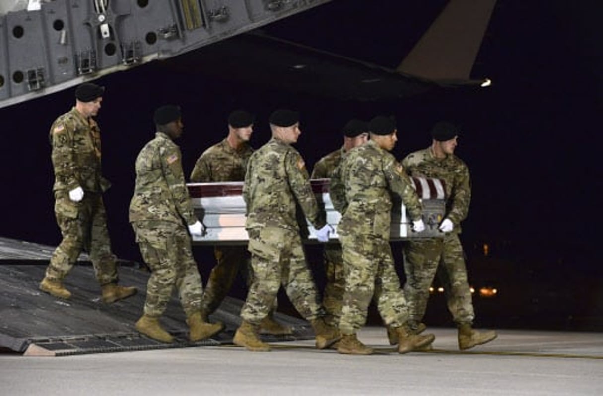 Le corps d’un des quatre soldats américains morts dans l’embuscade du 4 octobre 2017 rapatrié  aux Etats-Unis. © Staff Sgt. Aaron J. Jenn/AP/SIPA