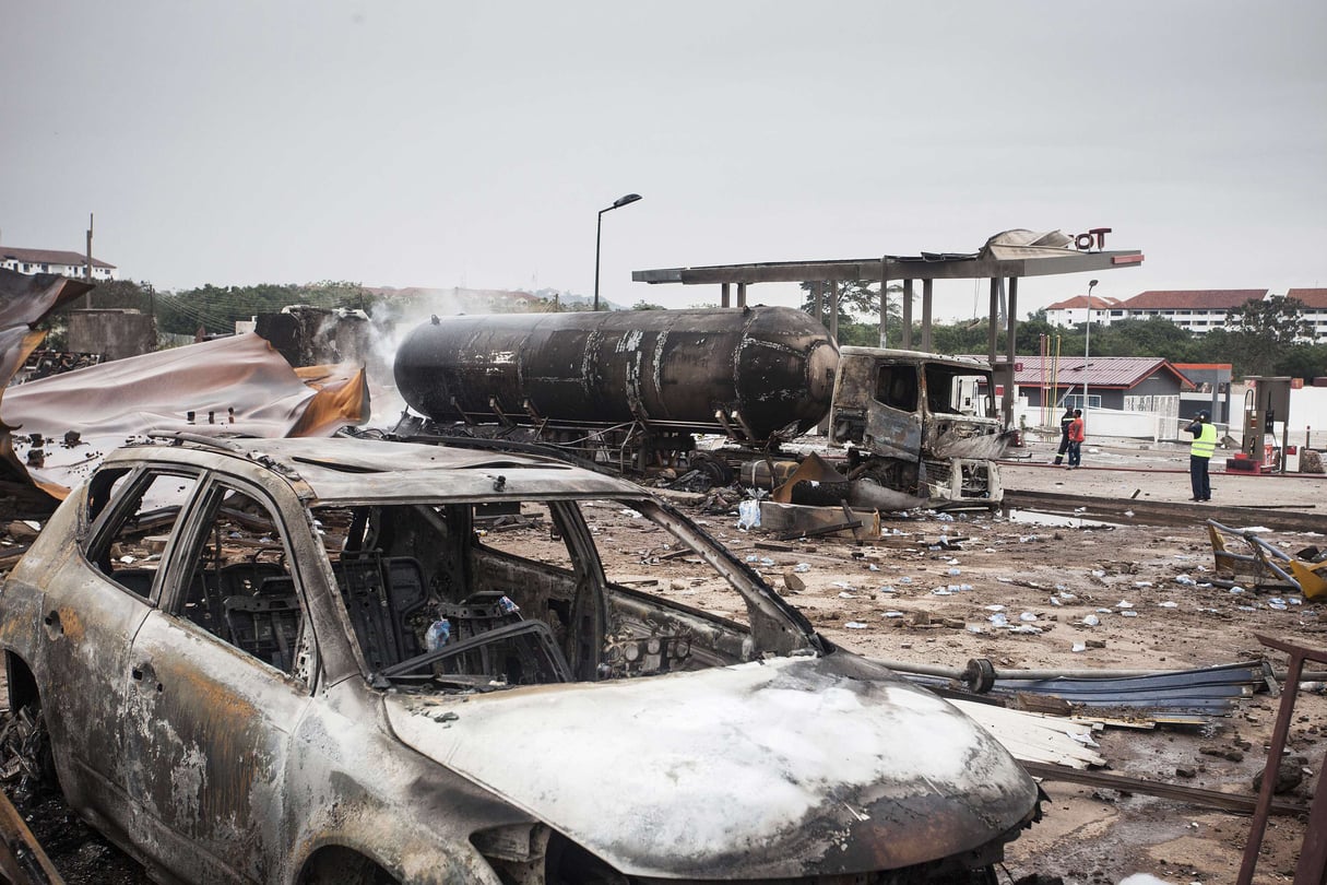 Des pompiers sur le site d’une station-service qui a explosé, faisant 4 morts, à Accra, capitale du Ghana. © Richmond Bretuo/AP/SIPA