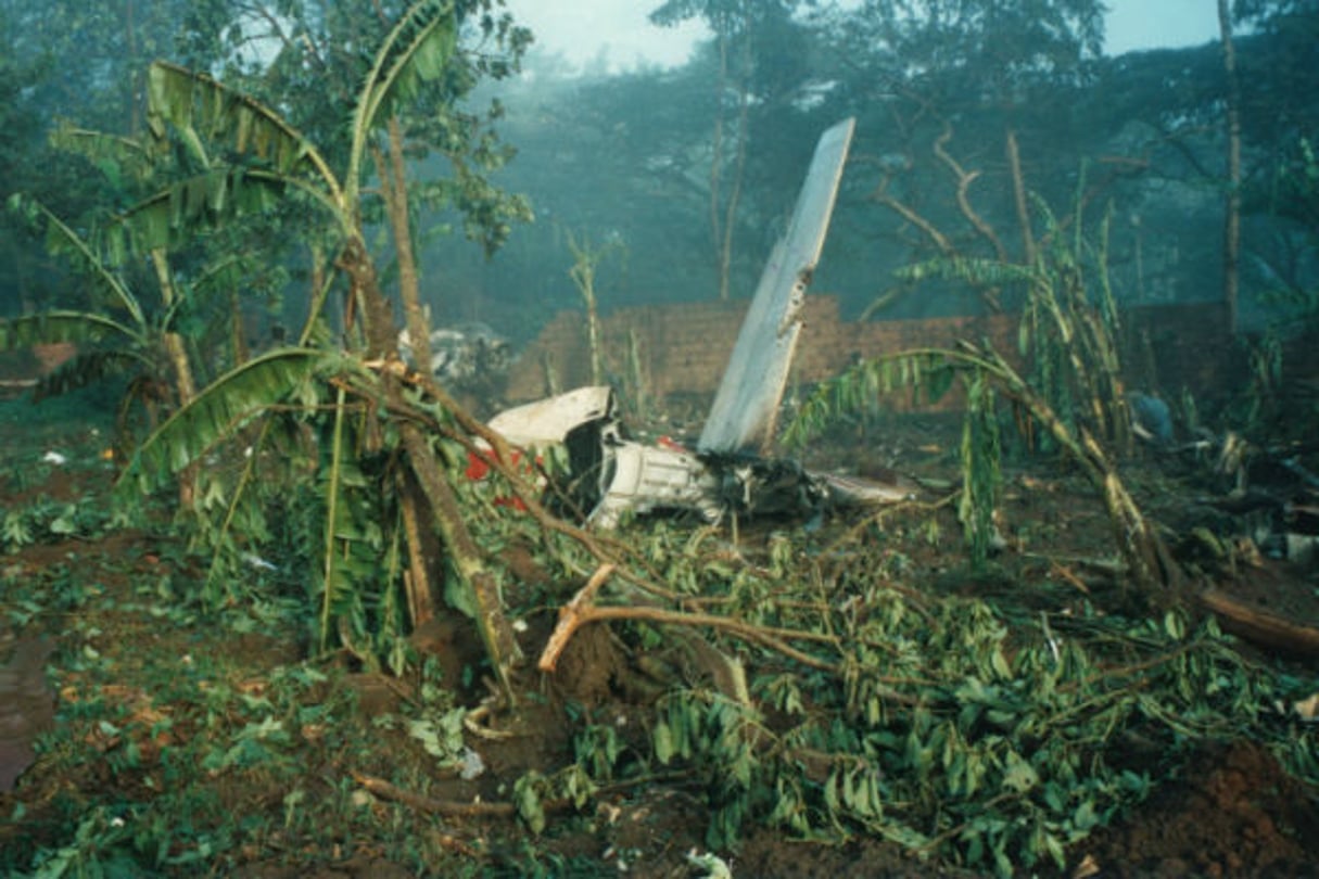 La carcasse de l’avion du président Juvénal Habyarimana, abattu le 6 avril 1994 alors qu’il se préparait à atterrir à l’aéroport de Kigali. © Archives Jeune Afrique-REA