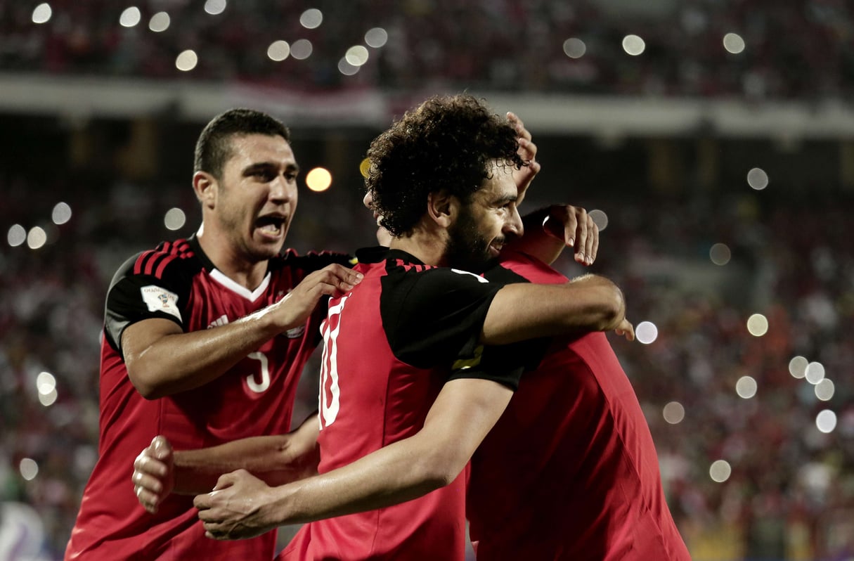 Mohamed Salah, blessé pour le début du Mondial 2018, célébrant avec les autres joueurs de l’équipe nationale la qualification de l’Égypte pour le Mondial 2018, le 8 octobre 2017. © Nariman El-Mofty/AP/SIPA