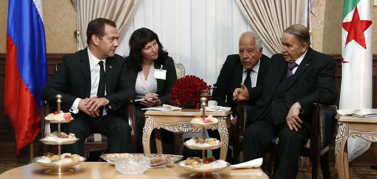 La rencontre entre le Premier ministre russe, Dmitry Medvedev, et le prséident algérien, Abdelaziz Bouteflika, a bien eu lieu le 10 octobre 2017 à Alger. © Dmitry Astakhov/AP/SIPA