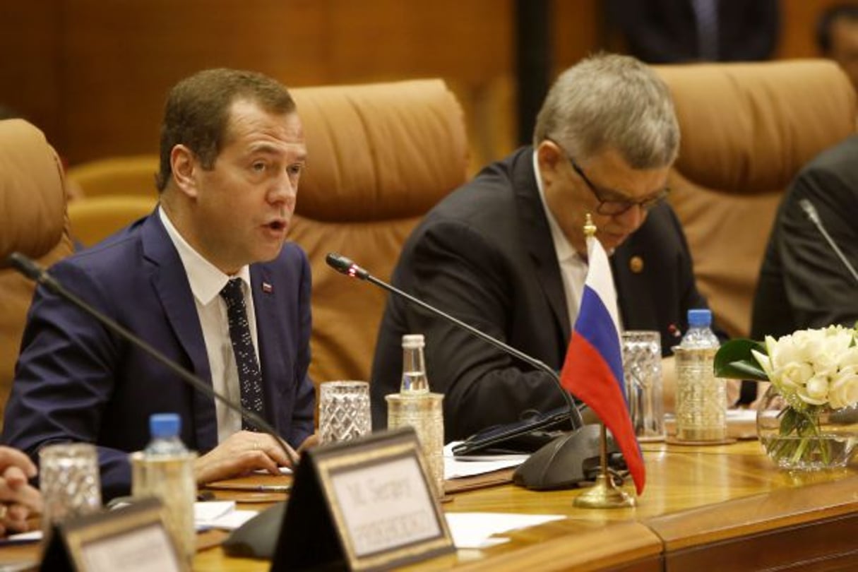 Dmitri Medvedev, à gauche, lors de sa visite officielle à Rabat, le 11 octobre. © Abdeljalil Bounhar/AP/SIPA