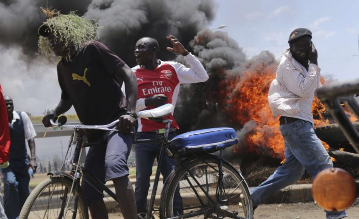 Des supporters de Raila Odinga brûlent des pneus dans les rues de Kisumi, le 13 octobre 2017. © Stringer/AP/SIPA