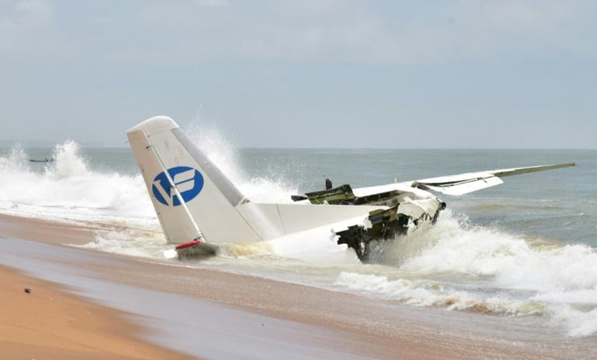 Les décombres d’un avion de transport s’étant écrasé en mer près de l’aéroport d’Abidjan, sur la plage de Port-Bouet, le 14 octobre 2017. © Issouf Sanogo/AFP