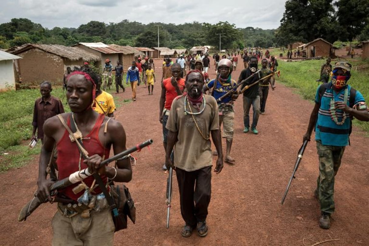 Des milicens antibalaka, à majorité chrétienne, marchent dans Gambo, dans le sud-est de la Centrafrique, le 16 aout 2017. © Alexis Huguet/AFP