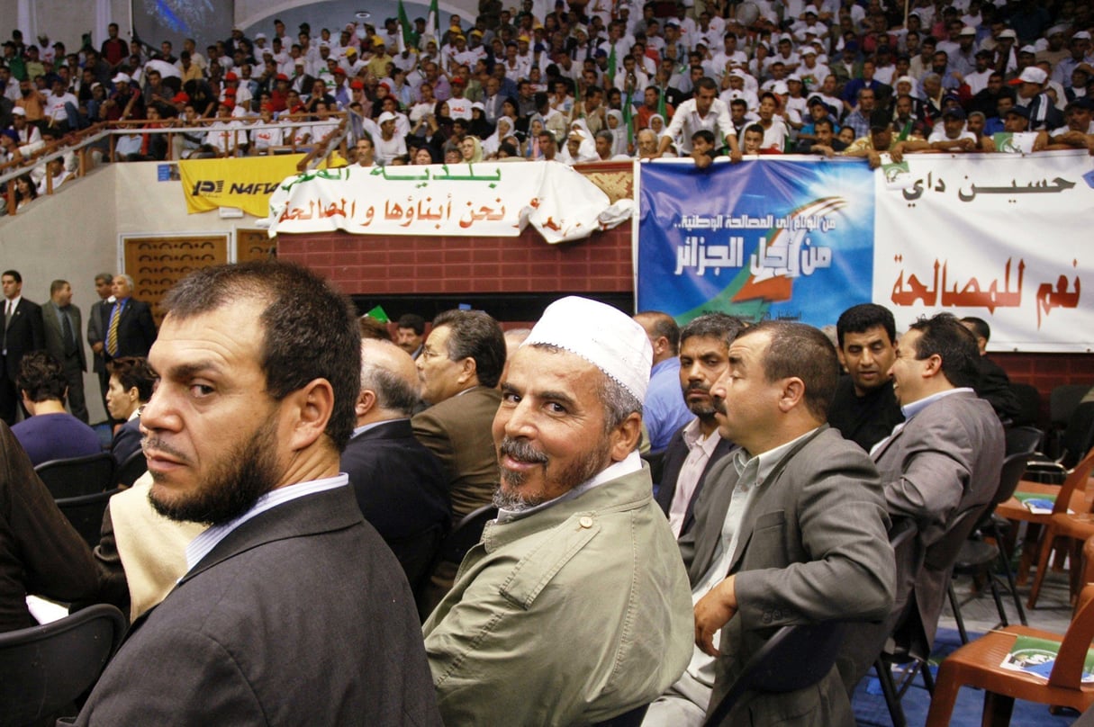 Ahmed Benaïcha (au centre), ex-émir de l’Armée islamique du salut, lors de la campagne pour le référendum de 2005, à Alger. &copy; Samir sid