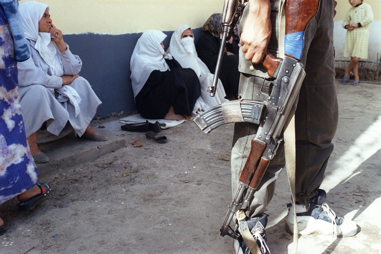 Membre d’un groupe d’autodéfense montant la garde à Bensalah, à 30 km au sud d’Alger, en 1996. © HOCINE ZAOURAR/AFP