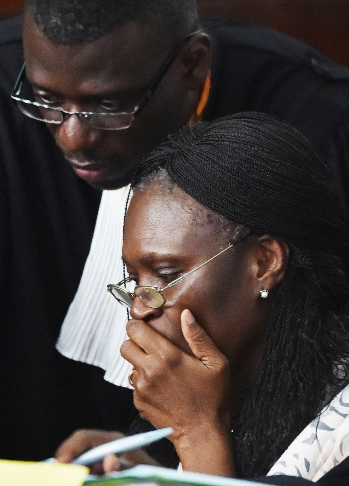 Avec sa cliente, devant la cour de justice d’Abidjan, en mai 2016. &copy; ISSOUF SANOGO/AFP
