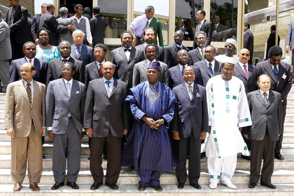 Olusegun Obasanjo entouré de (de dr. à g.)	: Abdelaziz Bouteflika, Alpha Oumar Konaré, Joaquim Chissano, Omar el-Béchir, Robert Mugabe, Meles Zenawi, au siège de l’UA, à Addis-Abeba, le 25 mai 2004. &copy; GIANLUIGI GUERCIA/AFP