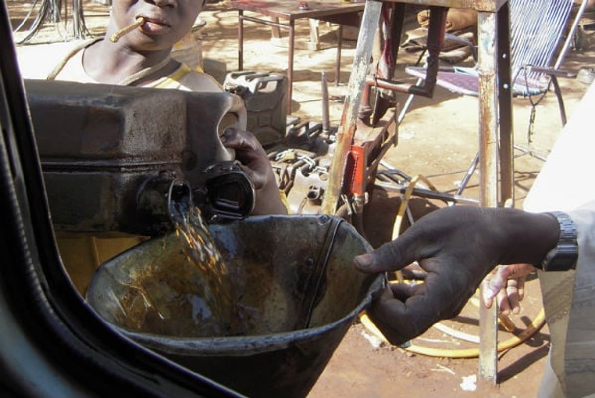Petit vendeur d’essence dans une station informelle à Gao, au Mali, en 2009. L’importation illicite de produits pétroliers est l’un des gros manque à gagner pour l’État malien. © Flickr / Creative Commons / Marco Bellucci