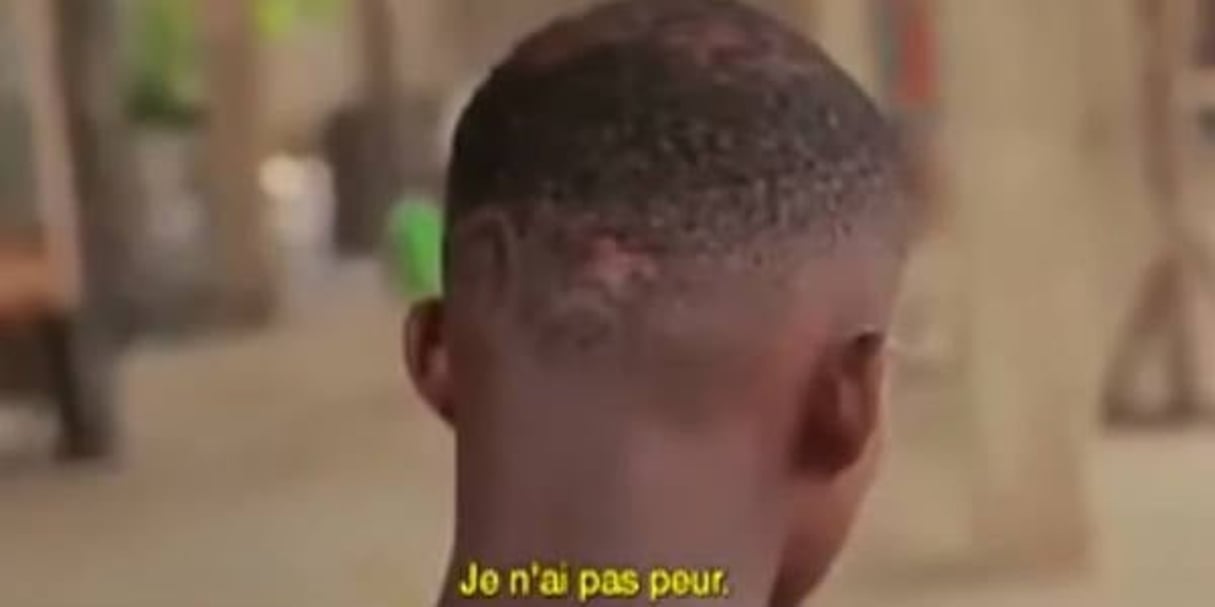 Un des enfants délinquants d’Abidjan, qu’on surnomme les « microbres ». © Capture d’écran Youtube / Arte Reportage : « Côte d’Ivoire, les enfants de la crise »