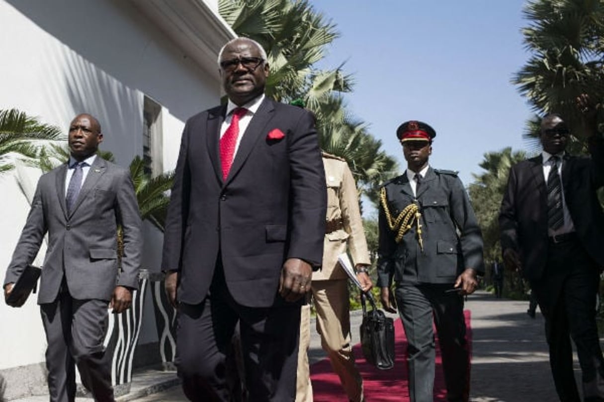 Ernest Bai Koroma, président de Sierra Leone, à son arrivée à Banjul lors de la médiation visant à faire accepter sa défaite par le président gambien Yahya Jammeh, en décembre 2016. © Sylvain Cherkaoui/AP/SIPA