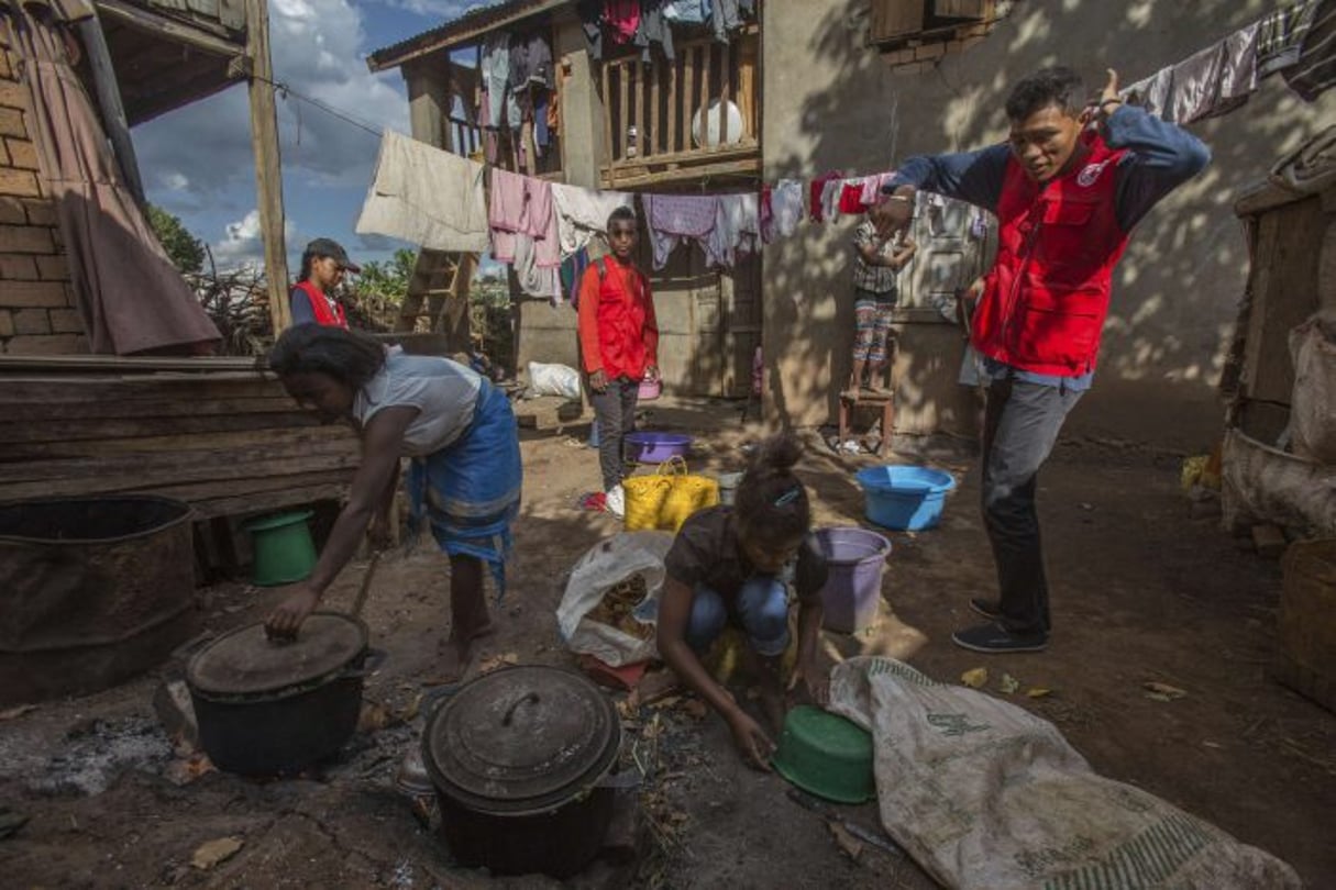 Des volontaires de la Croix-Rouge dans les rues de la capitale malgache Antananarivo, en octobre 2017, afin de sensibiliser la population à l’épidémie de peste. © Alexander Joe/AP/SIPA