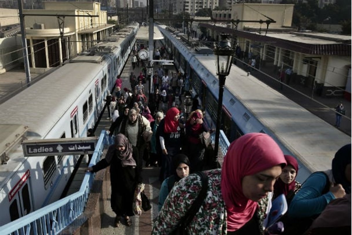 Des femmes Cairotes sortent du métro, en octobre 2016. © Nariman El-Mofty/AP/SIPA
