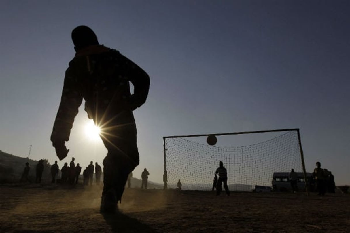 Des enfants jouent au foot à Pretoria, en Afrique du Sud, en juin 2010. © Gero Breloer/AP/SIPA