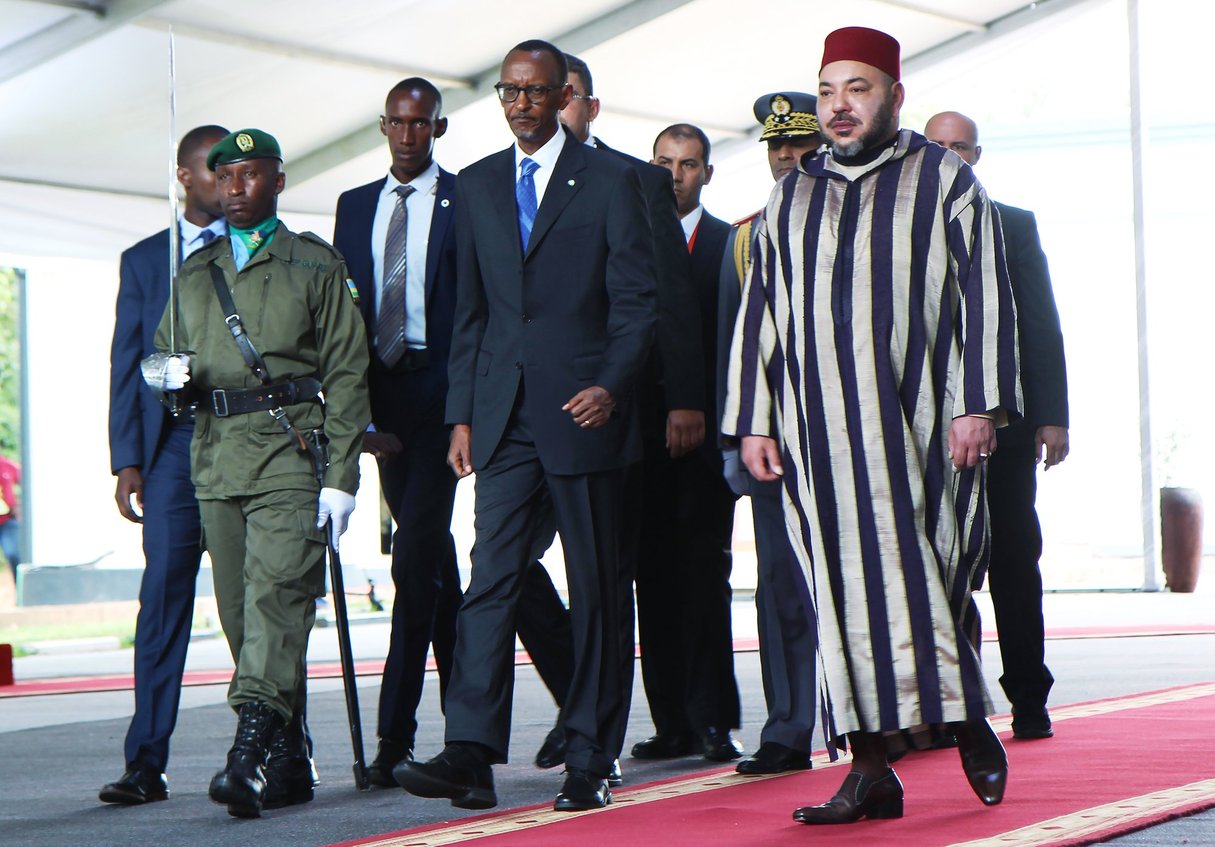 Le roi Mohammed VI accueilli à Kigali par le Rwandais Paul Kagame, le 19 octobre 2016. © STEPHANIE AGLIETTI/AFP