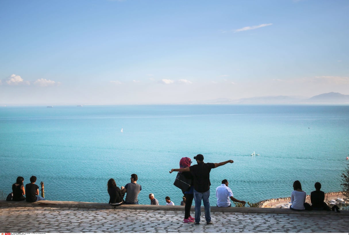 Des couples profitant de la vue panoramique du golfe de Tunis, à Sidi Bou Saïd. &copy; Mosa’ab Elshamy/AP/SIPA