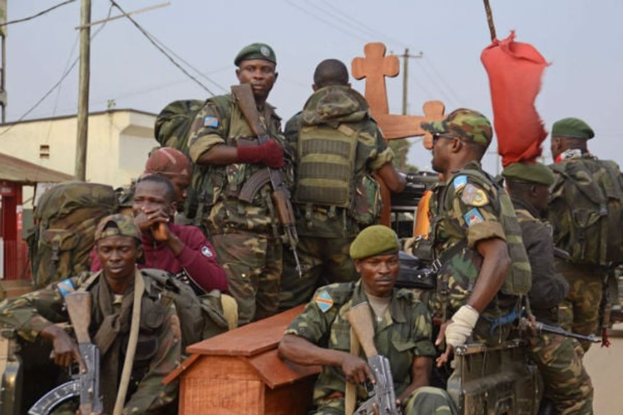 Le cercueil du colonel Mamadou Ndala, entouré de ses hommes, avant d’être convoyé vers Kinshasa, le 3 janvier 2014. © Joseph Kay/AP/SIPA
