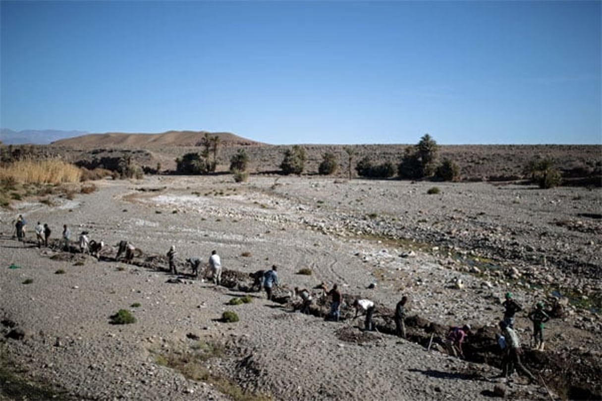 Des villageois de Douar Timneit creusent un canal à la recherche d’eau souterraine, près de Ouarzazat, dans le centre du Maroc, le 2 février 2016 (image d’illustration). © Mosa’ab Elshamy/AP/SIPA