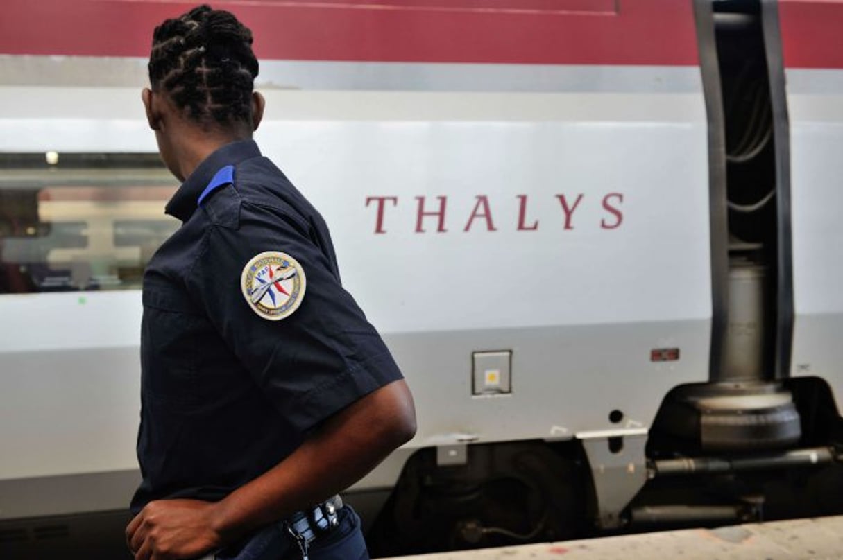 Une policière patrouille à l’intérieur de la gare du Nord, à Paris, au lendemain de l’attentat déjoué in extremis dans un train Thalys circulant entre Bruxelles et Paris le 22 août 2015. © Binta/AP/SIPA